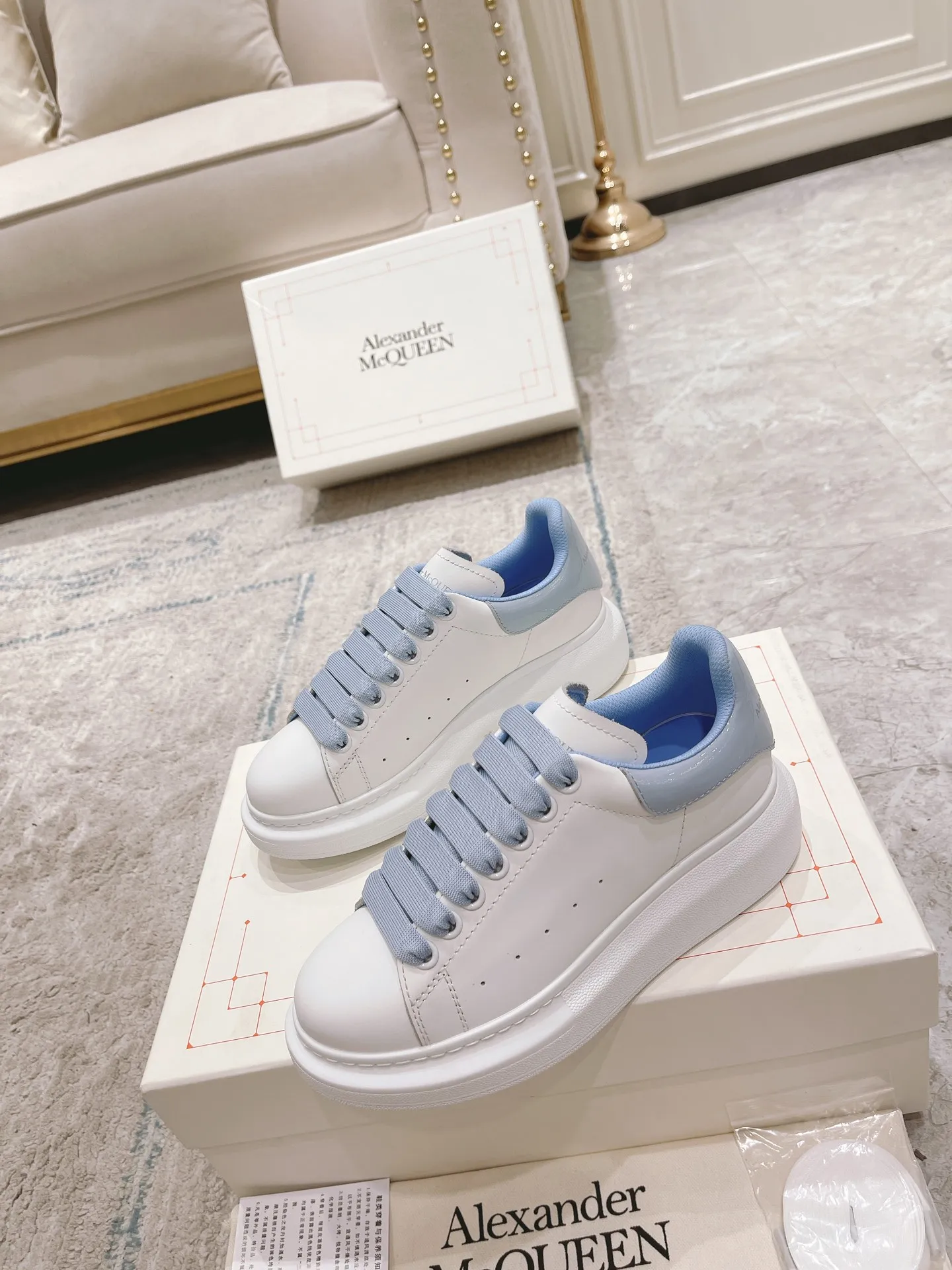 👟👟Ex-factory price 480👟👟 Women's Shoes Factory Women's Shoes Women's Clothing Women's Shoes Women's Clothing Alexander McQ·ss white shoes, McQueen has been making it for 5 years in a row, the latest upgraded counters are synchronized...🈶McQueen MCQ, as always, has exclusive molded fabric material, I can't put it down, the correct version, the fit is absolutely wonderful, and the comfort is superb We are not the first to ship out large-scale products, but we always give you the nicest products, and we make them with the best quality! 👑McQueen Spring, Summer, Autumn and Winter...✔Classic + Fashionable + Versatile + Atmosphere + Elegant + Tasteful🈵🈵Celebrity first choice, one of the must-haves, many colors to choose from✔✔✔ 1⃣Fabric: Exclusive molded beige imported silk cowhide Upper imported custom anti-fouling. T👟👟Ex-factory price U+👟👟Ex-factory price U anti-yellowing. Super temperament 2⃣Inner lining: Imported A-grade water-dyed sheepskin (the price is the same as cowhide lining) 3⃣Outsole: Counter original molded rubber T👟👟factory price U outsole Thick sole design about 4.5cm Men's and women's abrasive lasts are different 4⃣With original counter publication (original off-white shoe box. Cloth bag. Handbag. Closed Qualification certificate 1:1 mold opening 4-piece set. Comes with a pair of shoelaces 👫Men and women couples size: female 35-40 male 39-44